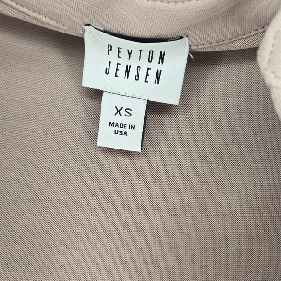 Peyton Jensen Blush Pink V-Neck Blouse XS – Feminine & Flowy - Picture 4 of 4